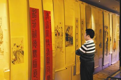 市民在2014四川诚信画廊艺术精品展现场观看展览