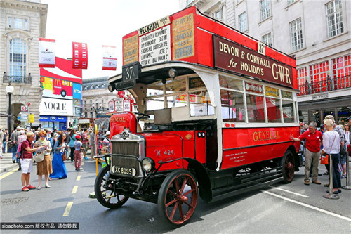 英国举办巴士车巡游活动 庆祝巴士车服务185周年-张雄艺术网