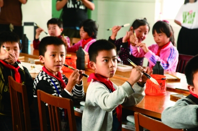      小学生在“艺术教室”活动中学习书法