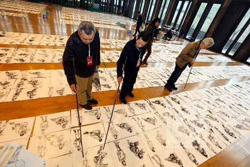 老师们在查阅考生速写考卷