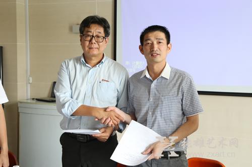 福建师范大学美术学院院长李豫闽先生（左）与张雄艺术文化有限公司董事长张雄先生（右）成功签约