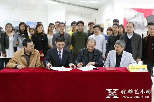 张雄艺术网董事长张雄(左)与泉州师院美术与设计学院副院长黄坚（右）成功签约