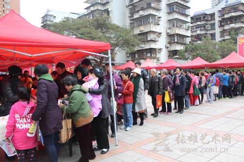 市民排长队参加“2016传递正能量 春联送万家”活动