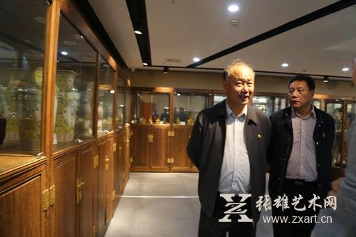 将军陶克一行参观朱法鹏收藏艺术馆