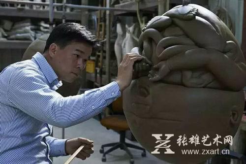 当代艺术家陈文钦正在创作《孕育》系列作品 当代艺术家陈文钦正在创作《孕育》系列作品