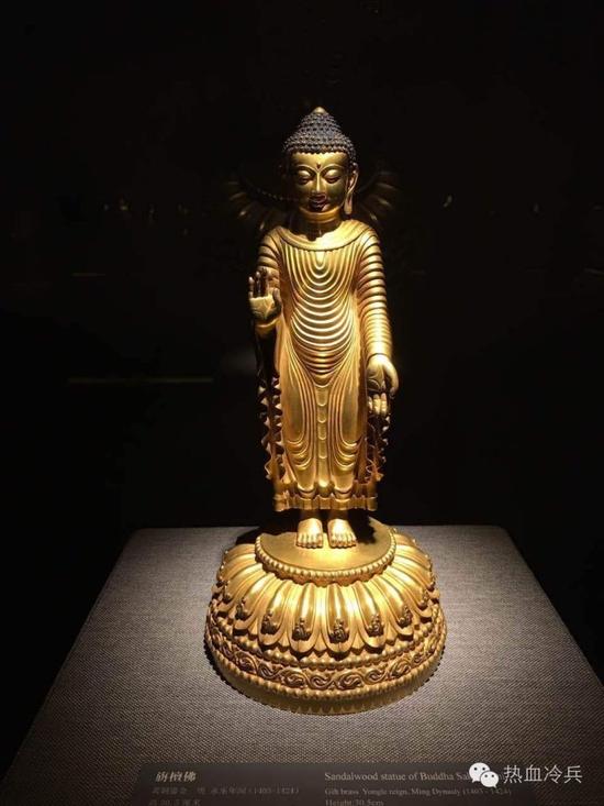 造像结构匀称,端庄大方,开脸宽平,庄严寂静,表情刻画精细入微,衣纹